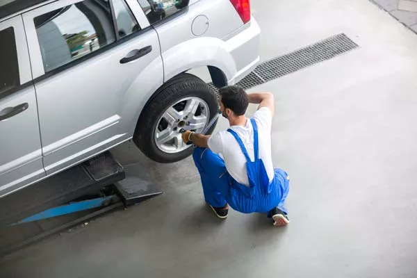 Changer ses pneumatiques après avoir crevé à cause d'un clou, Châlons-en-Champagne, My Auto +